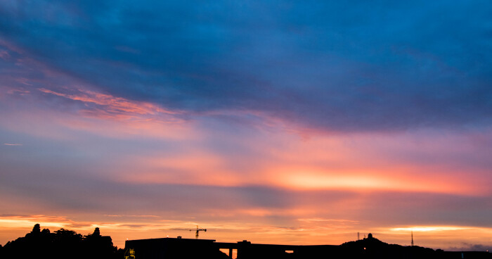 2016-6-4惠州的夕阳"西边天空暮色渐重/一缕阳光穿破了层云/在这傍晚