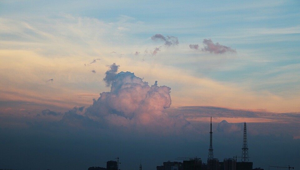 渐变的天空,云朵很美