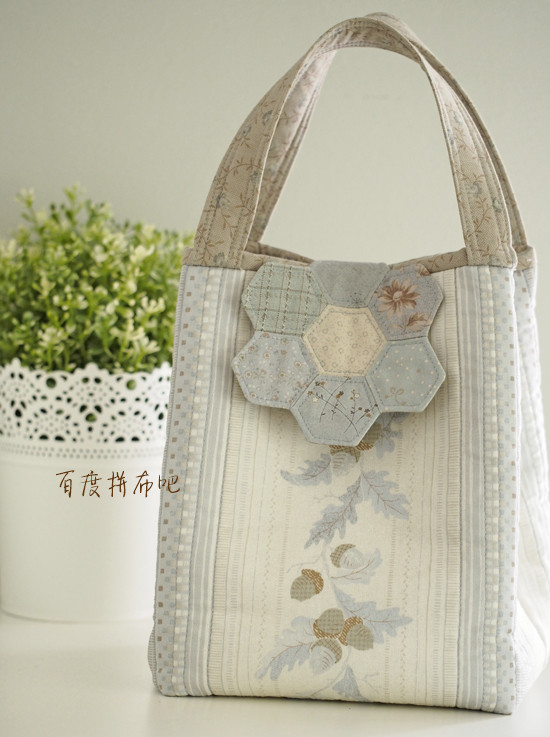 这款日式六边形花朵翻盖包是一位来自加拿大的拼布达人pretty制作的.