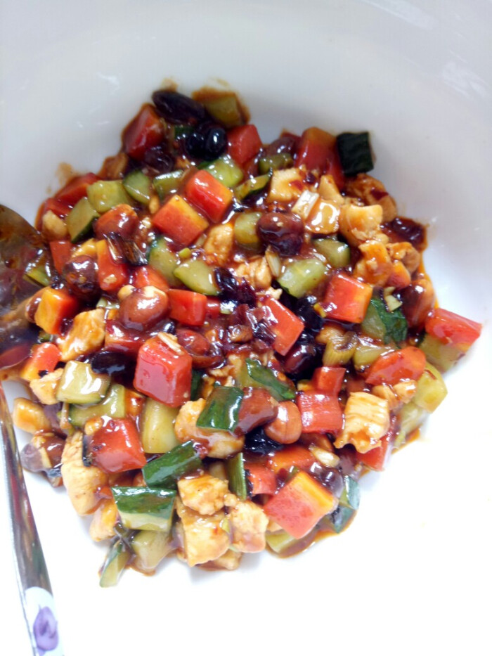 第一次尝试的宫保鸡丁,味道还不错哦~棒棒哒(