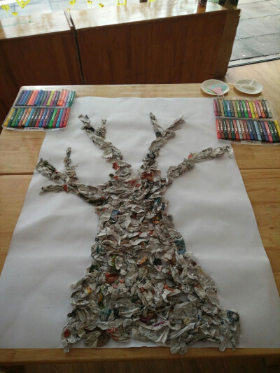 亲子成长树材料:报纸 纤化纸 浆糊手工制作 儿童 手印画