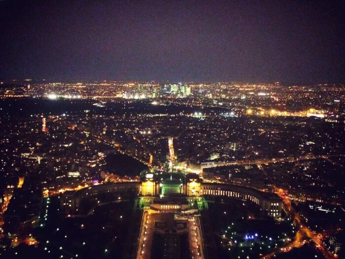 夜晚的巴黎城美