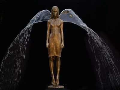 chodakowska将青铜雕塑与水元素完美结合,有了生命