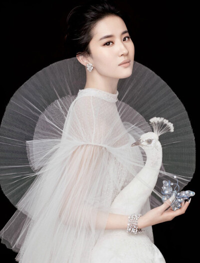 2015《芭莎珠宝》十二月刊封面:刘亦菲(仙气十足,灰常美啊())