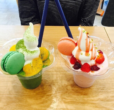 oshake马卡龙冰淇淋奶昔 还有新鲜水果作搭配