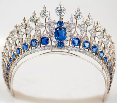荷兰王室的蓝宝石王冠最开始是威三送给老婆艾玛的礼物,,大杀器,包括