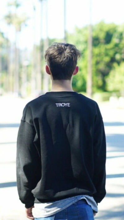 troyesivan戳爷,背影也是这么帅啊(> )