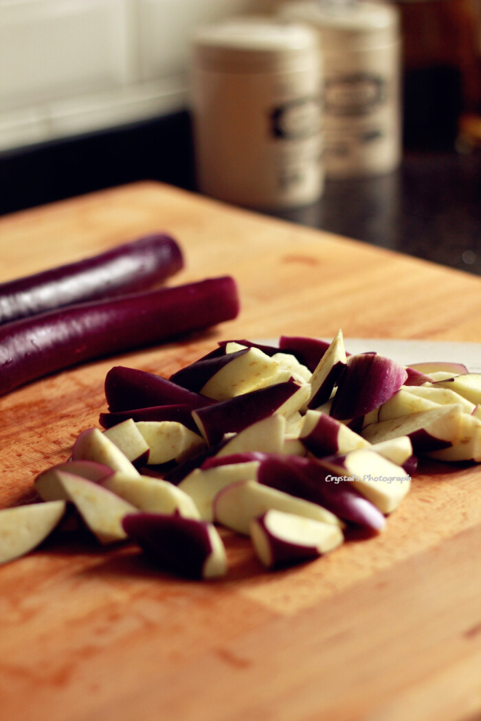 素炒茄子:茄子洗净滚刀切,锅中宽油加热,…-堆