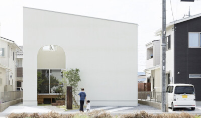 建筑法则是日本现代住宅舒适感的来源,日式风格多半使用白墙搭配原木