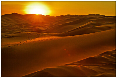 可静观大漠日出的绚丽,目睹夕阳染沙的缤纷,赞叹"大漠孤烟直,长河落日