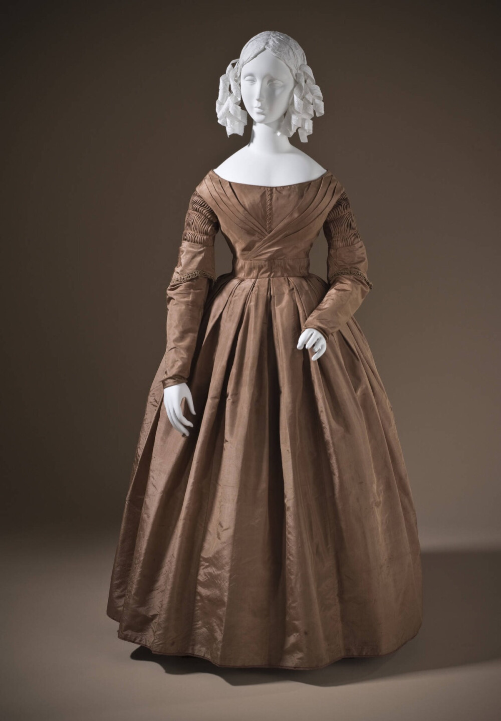 这件1845年的英国女装反映出维多利亚时代前期的时尚理念——端庄