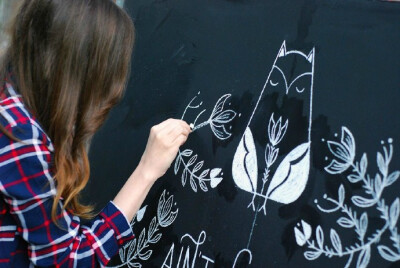 恰好有家长提起孩子画黑板报的事,今天给大家带来一组#粉笔画# ,来自