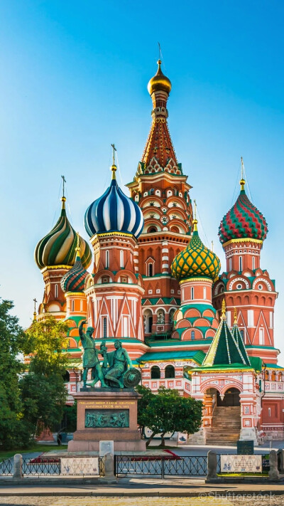屋顶上的俄罗斯圣瓦西里升天教堂以九个形态和颜色各异的洋葱头屋顶