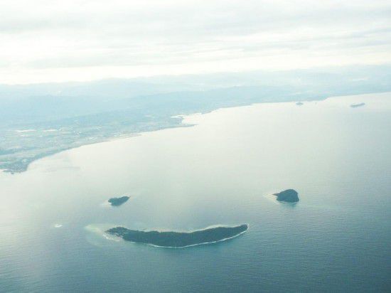 微笑三岛,由曼奴干岛,马穆迪岛以及苏洛岛构成,从特殊的角度看,确如一