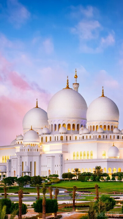 有顶级建筑和酒店,这里的大漠风光让人惊艳,这里有世界上最大的清真寺