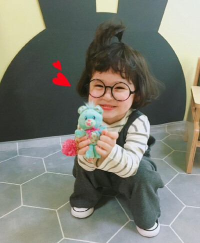 kids丨这个爱嘟嘴的大眼睛宝宝简直太可爱 笑起来要甜到心里了