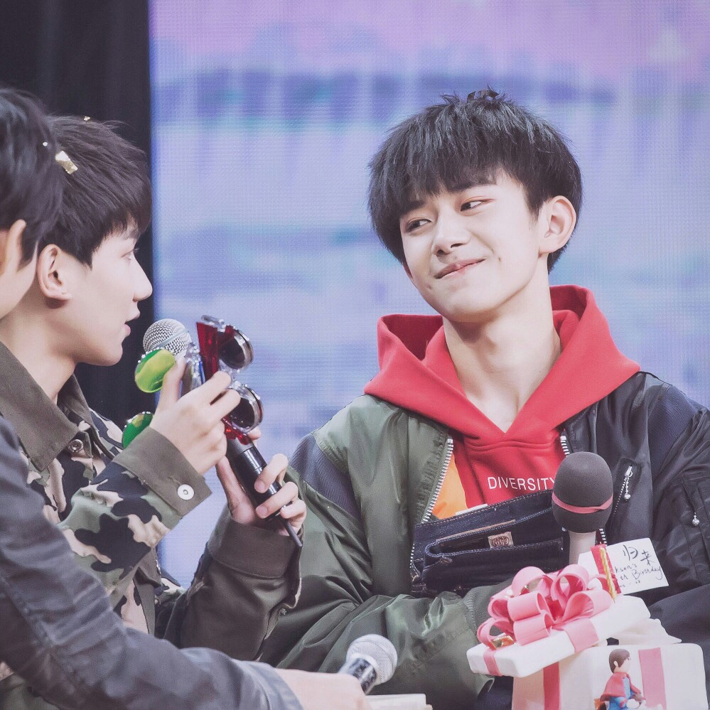 易烊千玺tfboys1128易烊千玺十六岁生日会高清帅气