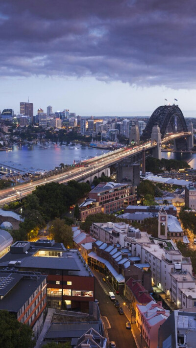 悉尼海港大桥号称世界第一单孔拱桥,是澳大利亚的标志建筑物,气势磅礴