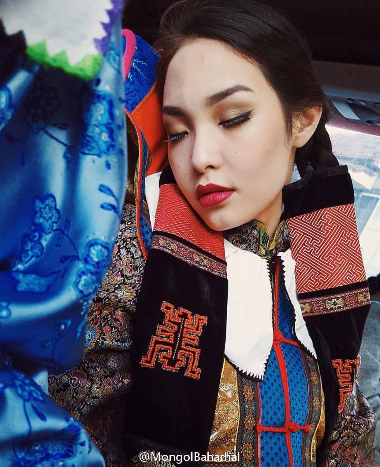 蒙古族现代服饰 款式创意颜色搭配 脑洞大开！美爆草原！