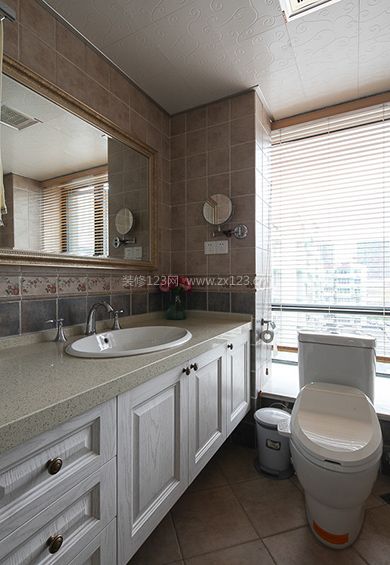 美式卫生间整体浴室柜装修效果图片