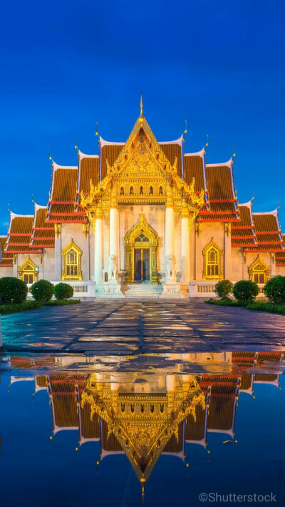 气派豪华,美丽光洁,是泰国佛寺建筑中最富西方色彩风格的寺庙