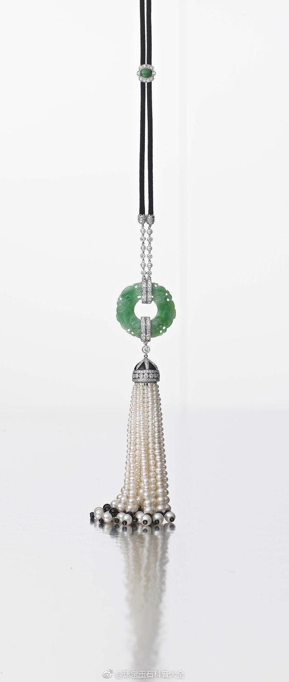 最近超喜欢这种小珍珠做的流苏吊坠,翡翠玉环的真漂亮