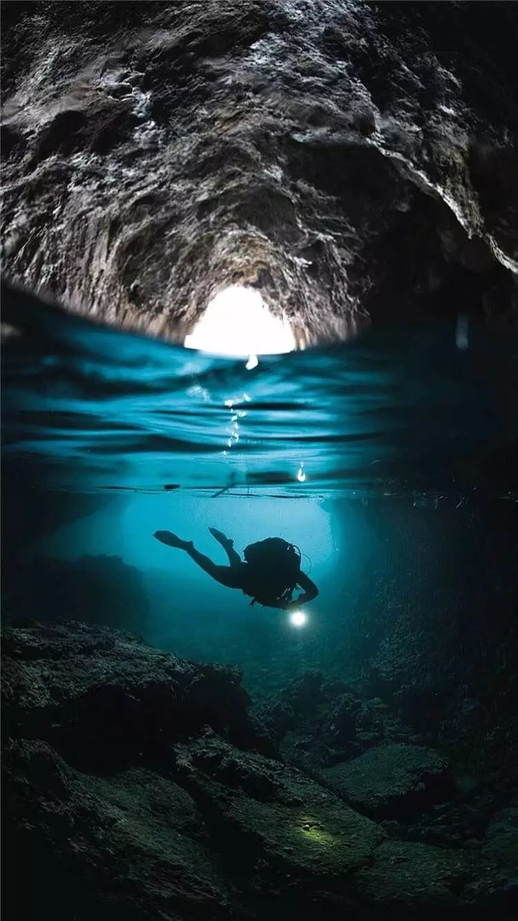 深海潜水高清手机壁纸