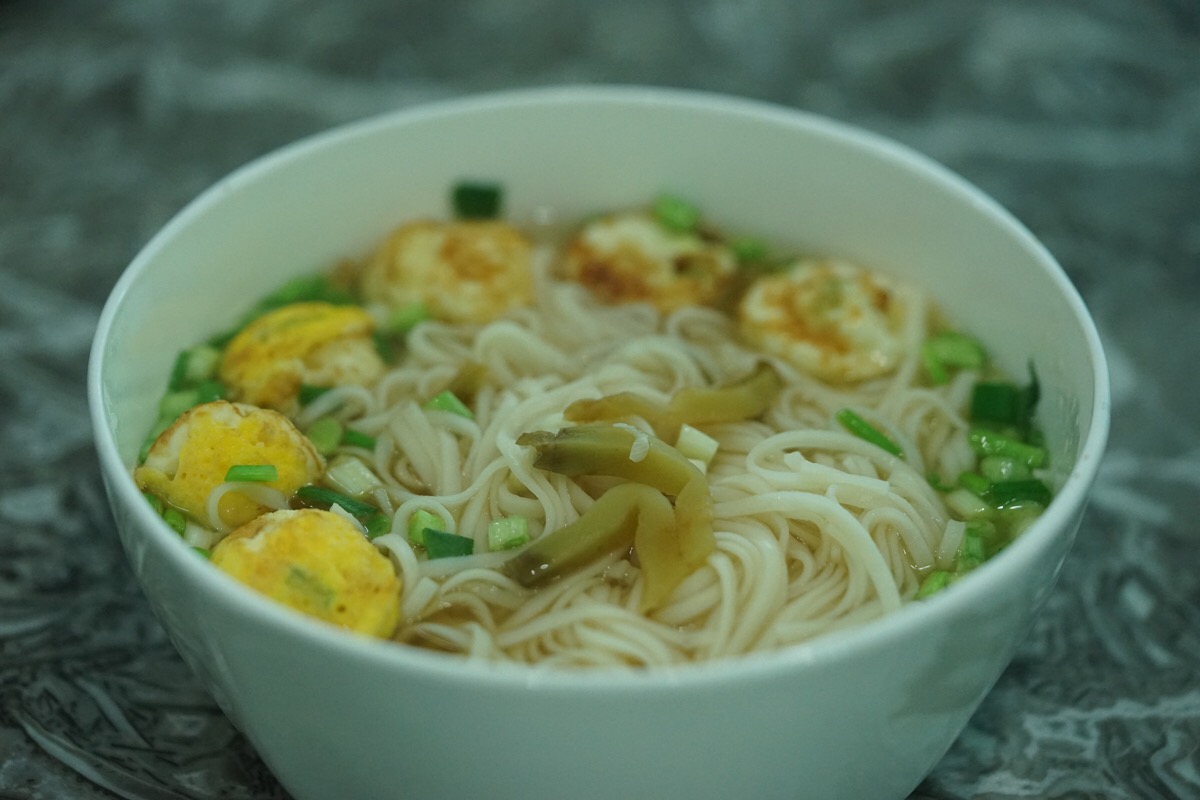 和食物,真心觉得再美味的异国食物,都不及我们的一碗葱花清汤面走心