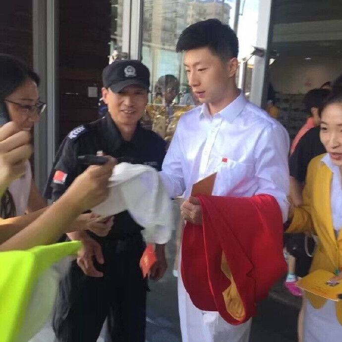 马龙##马龙2017亚锦赛加油# 分享一张白衣龙 里约之后去rmdht的照片