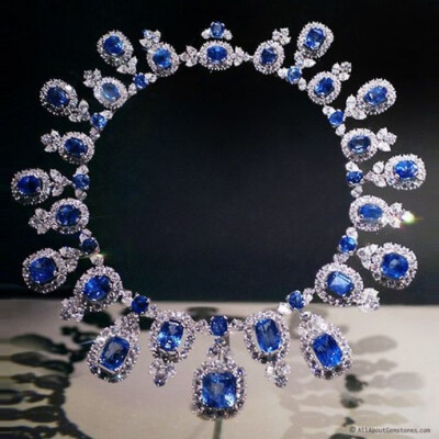 这条蓝宝石项链产自斯里兰卡.