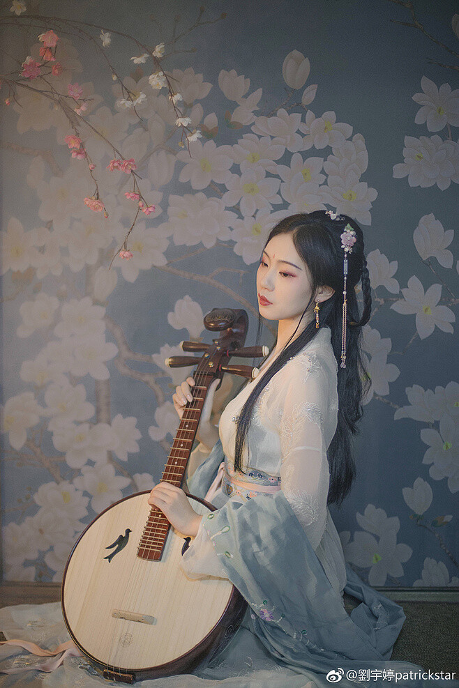 晓镜但愁云鬓改,夜吟应觉月光寒。蓬山此去…