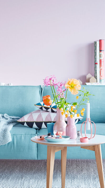 家居】选择一面墙刷上粉色,再搭配蓝色沙发,和粉色装饰,就像清新的