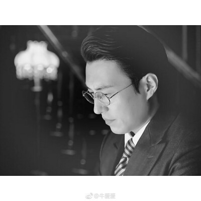 你靠得太近 你的视野就会变得狭窄 就越容易被迷惑 被欺骗」一副眼镜