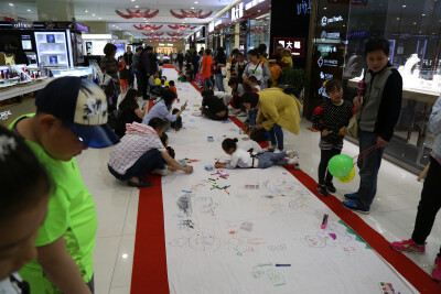 青岛银座偶的儿童节百人百米绘画活动