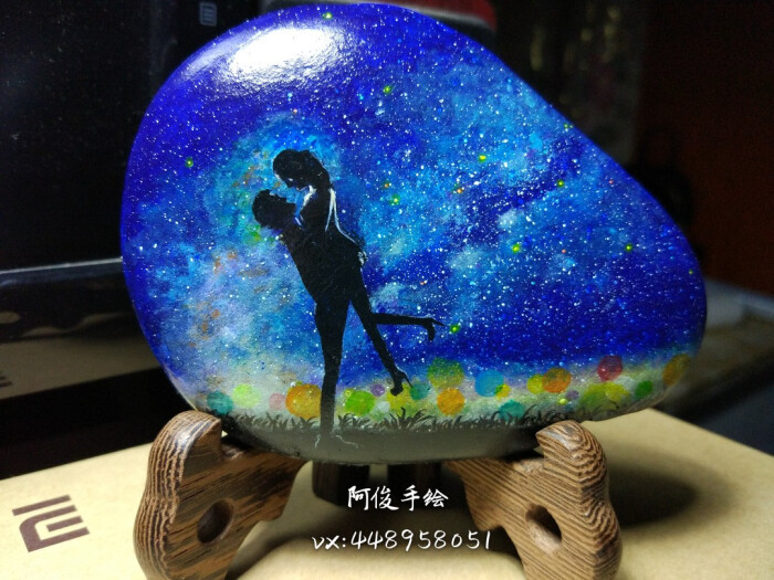 手绘石头画《拥抱》