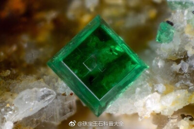 这不是祖母绿,这是 翠砷铜铀矿 zeunerite,好美