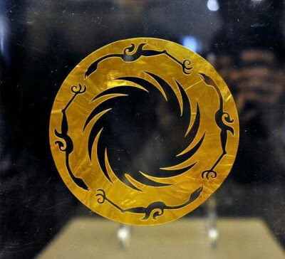 金银器:太阳神鸟金饰这件文物出土于成都金沙遗址,是商周时期的金器
