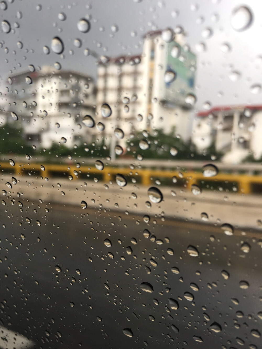 喜欢下雨天,因为常会想起小时候冲到雨中淋… - 堆糖