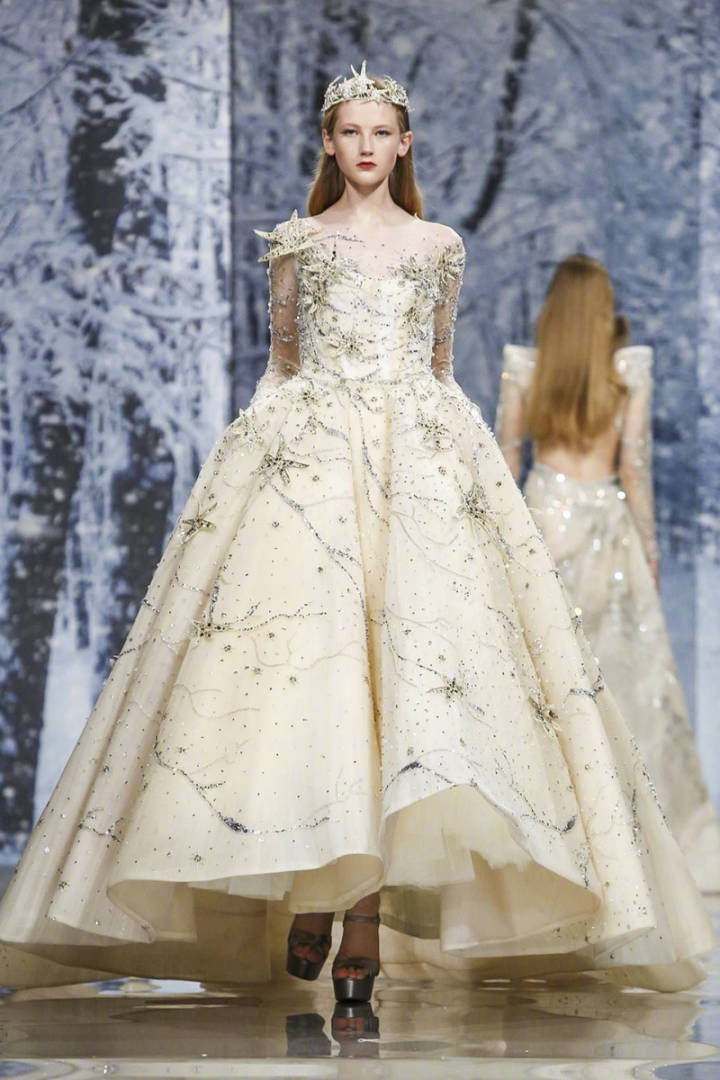 以"水晶森林"为主题的新系列,在高定时装周并不少见的黎巴嫩仙女裙