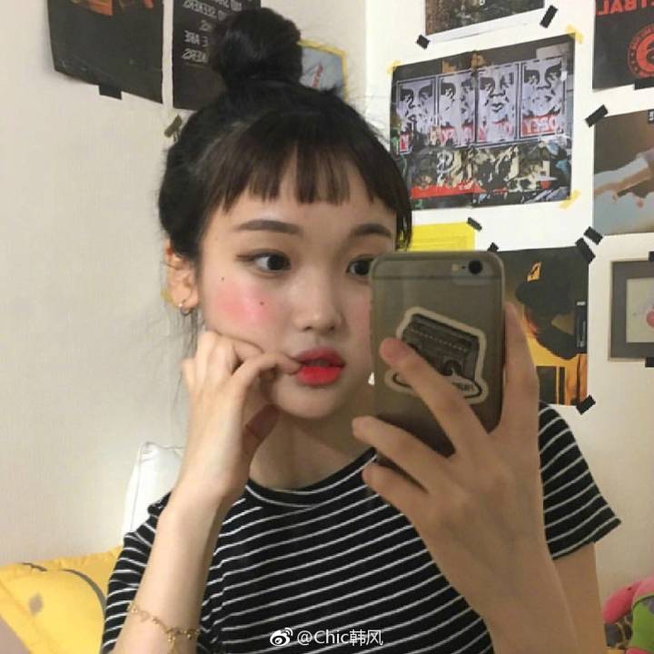 丸子头搭配眉上刘海丑萌丑萌的女生头像