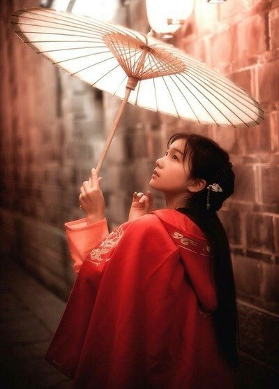 撑伞,红衣