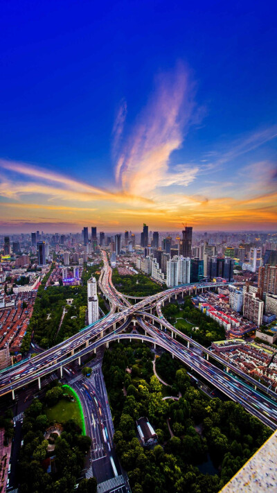 上海的城市交通系统非常发达,是世界上线路最多的城市之一.
