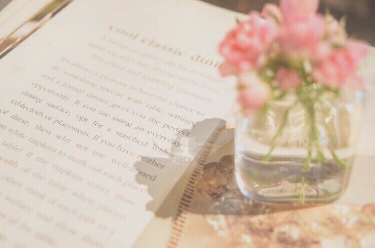 书上放一支玫瑰花图片,玫瑰花放在书上的图片 - 伤感说说吧