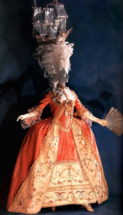 玛丽安托瓦内特在1770年代推广的高发髻是洛可可晚期最典型的元素之一