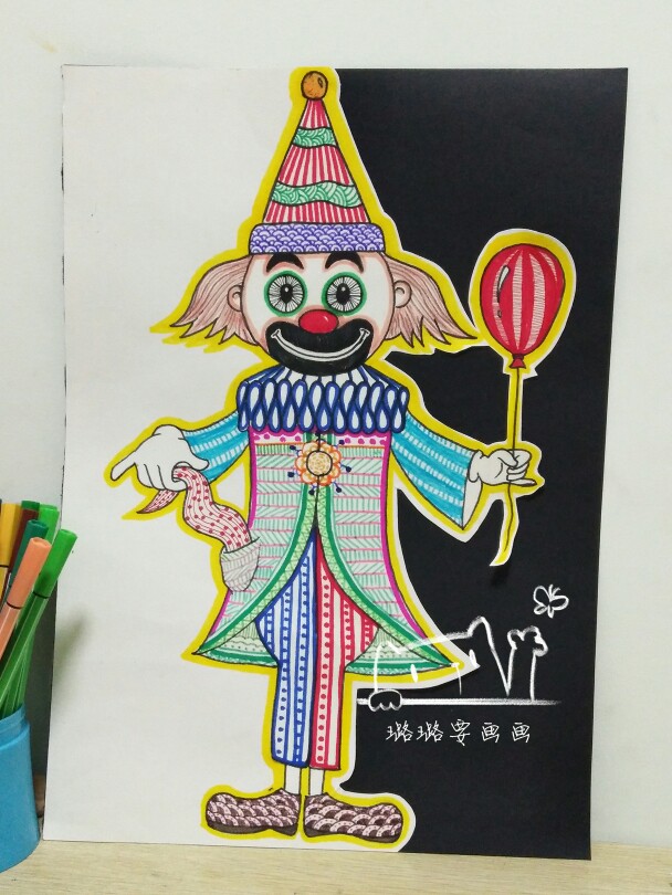 黑白背景与彩色线描小丑