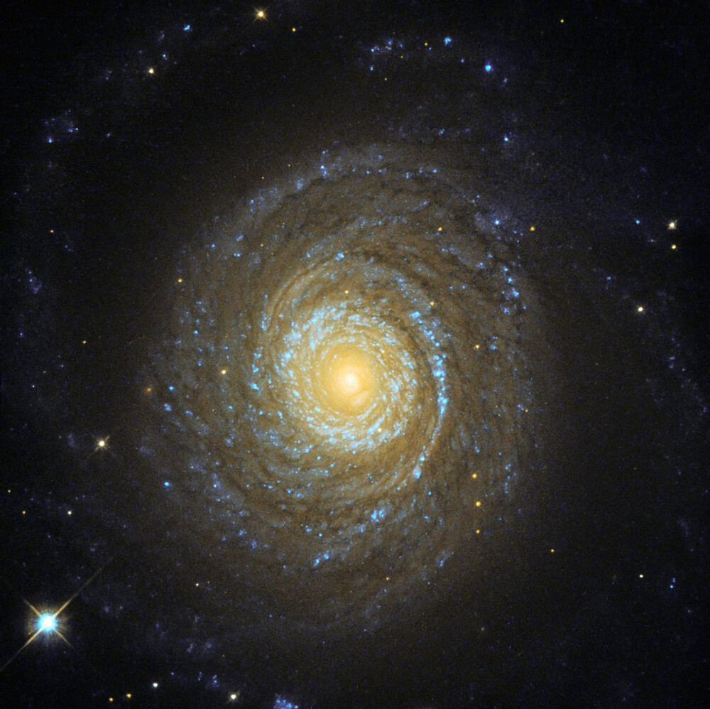 ngc 6753,距离我们约为1.5亿光年,下图由哈勃太空望远镜拍摄.