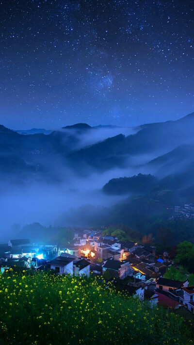 夜晚山坡