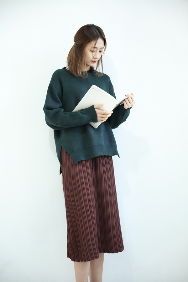 宽松慵懒风毛衣,有一定的厚度,搭配针织半身裙简洁又文艺.