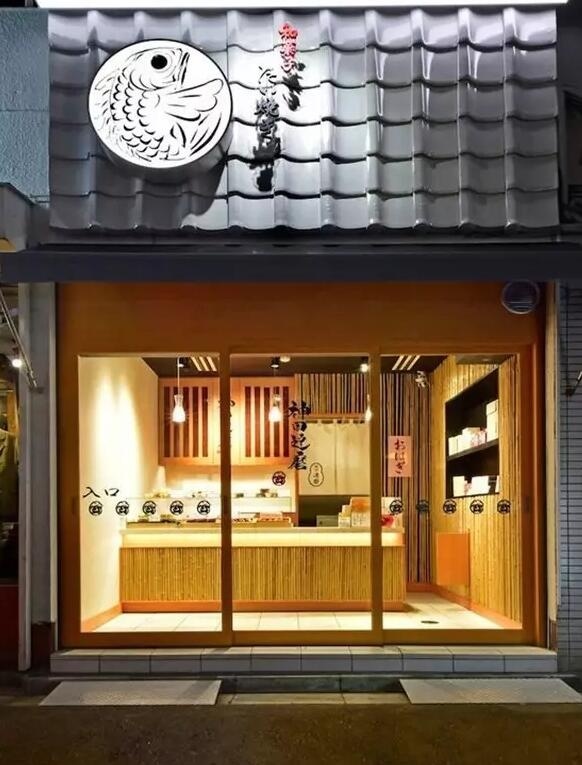 行走在日本的街头巷尾,很容易被各式各样的小店吸引住视线,它们都带有