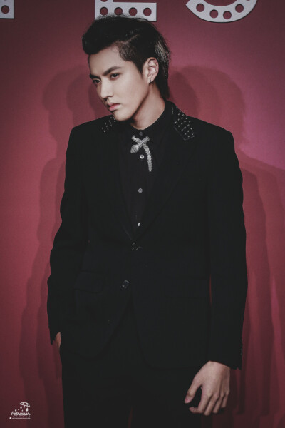 吴亦凡##吴亦凡代言宝格丽# 如果来生成为雪就能够落到您的肩上了@mr
